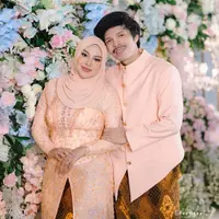 Di momen Tedak Siten untuk Ameena, Atta dan Aurel kompak memilih nuansa oranye yang lembut. [Foto: Instagram/attahalilintar]