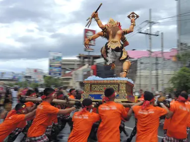 Ogoh-Ogoh diarak saat atraksi Karnaval Seni Budaya Lintas Agama di kawasan Jalan Pemuda  Semarang, Minggu (25/3). Lima ogoh-ogoh yang didatangkan dari Bali ikut memeriahkan acara ini. (Liputan6.com/Gholib)