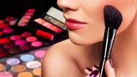 Penasaran bagaimana tips makeup bagi Anda yang tidak memiliki banyak waktu atau si pemalas? Simak di sini. (iStockphoto)