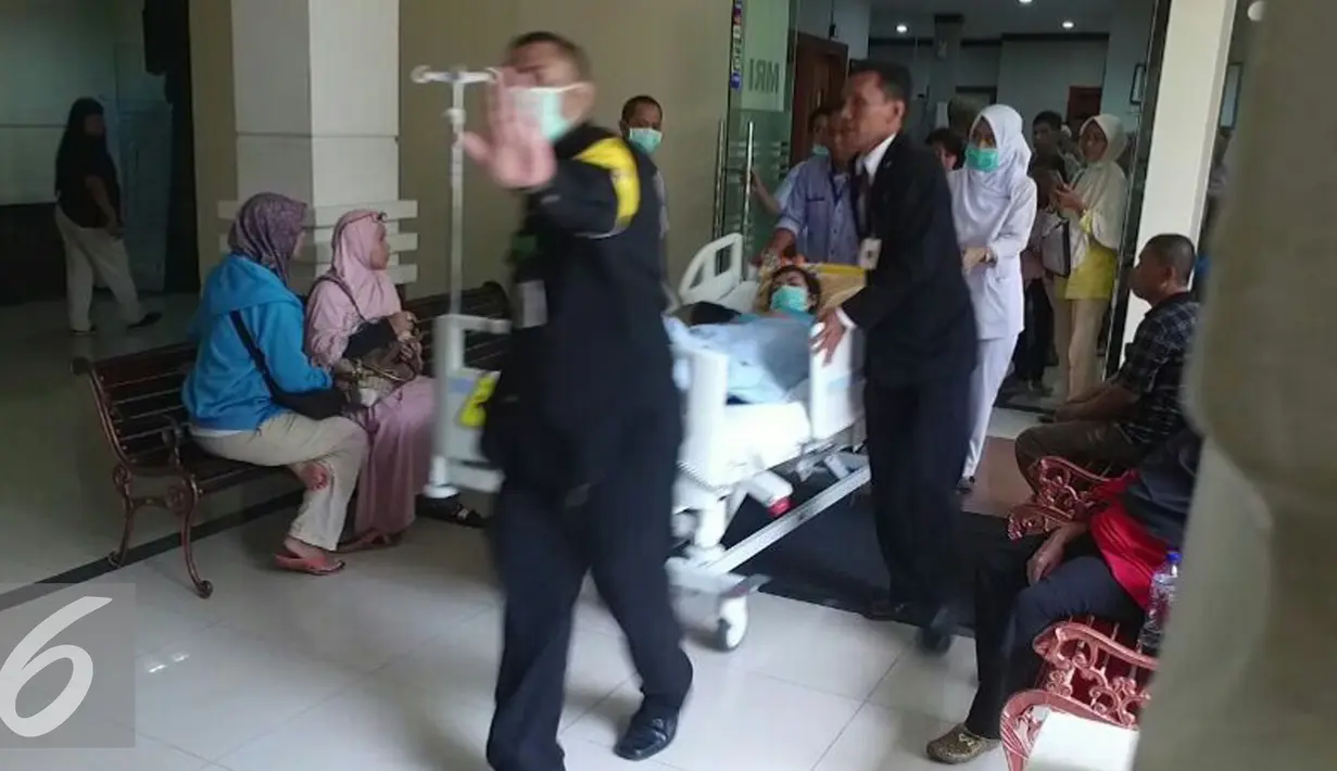 Petugas rumah sakit membawa Julia Perez yang terbaring usai menjalani pemeriksaan MRI di RSCM, Jakarta, Rabu (28/12). Sebelumnya, Julia Perez diketahui telah di vonis dokter, bahwa ia tengah terkena kanker serviks stadium 4. (Liputan6.com/Herman Zakharia)