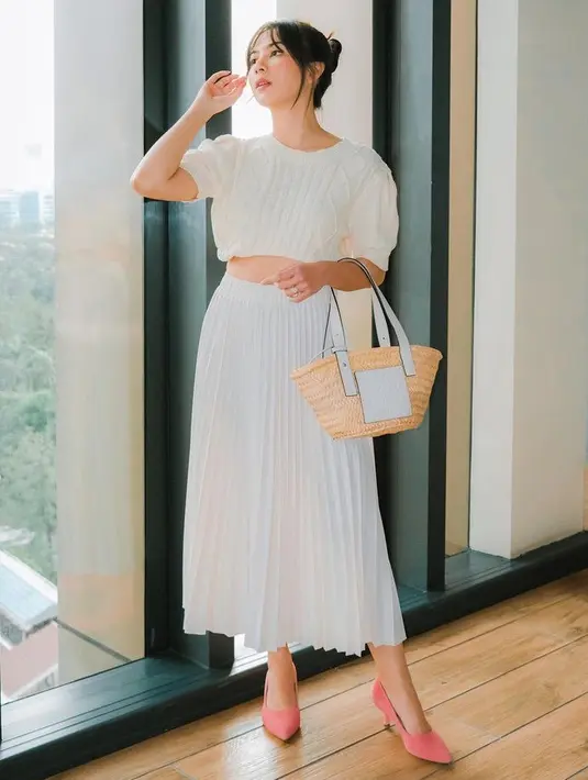 Jessica Mila tampil dengan atasan crop top lengan pendek dipadukan plisket skirt serta heels pinknya. [@jscmila]