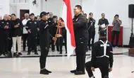 Menpora RI Dito Ariotedjo menyerahkan bendera Merah Putih kepada Chef de Mission (CdM) Kontingen Indonesia Anindya Novyan Bakrie dalam upacara Pengukuhan Kontingen Indonesia untuk Olimpiade Paris 2024 di Auditorium Wisma Kemenpora, Jakarta, Rabu (10/7/2024). Sebanyak 29 atlet bakal mewakili Indonesia untuk berkompetensi dalam Olimpiade Paris 2024 pada 26 Juli hingga 11 Agustus 2024 mendatang. (Bola.com/Abdul Aziz)