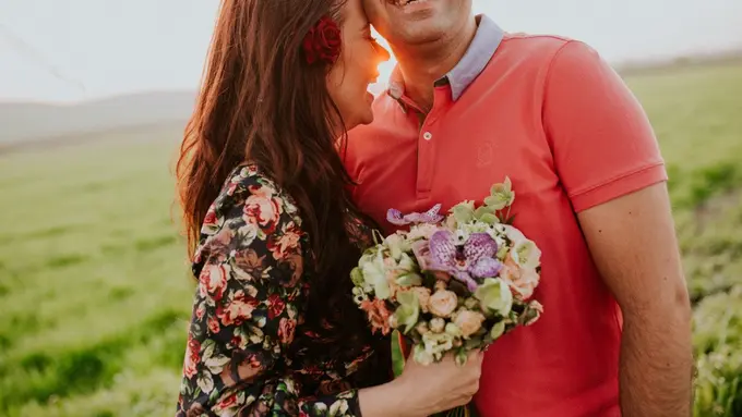 Baik Buruknya Cewek kalau Bergantung sama Pacar yang Lebih Mapan