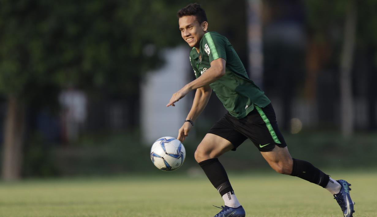 Pemain Timnas Indonesia U-22, Egy Maulana Vikri, mengejar bola saat latihan di Lapangan F Senayan, Jakarta, Jumat (15/11). Latihan ini persiapan jelang Sea Games 2019 Filipina. (Bola.com/Vitalis Yogi Trisna)