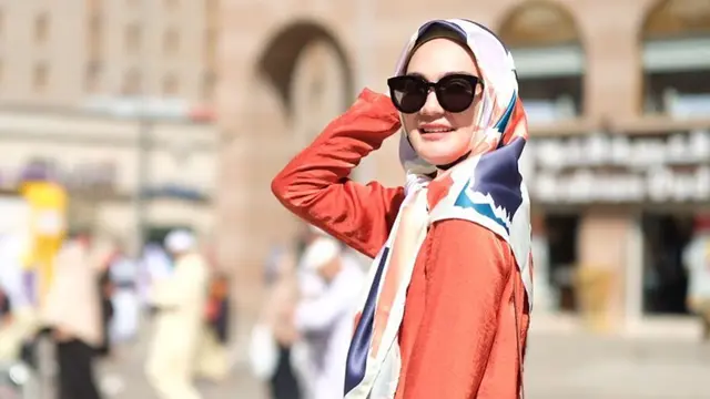 Gaya modis Luna Maya dalam balutan hijab sederhana