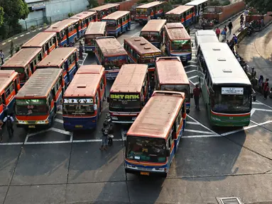 Aktivitas angkutan umum di Terminal Blok M, Jakarta Selatan, Kamis (15/10/2015). Dishub Transportasi DKI Jakarta menyatakan bahwa kendaraan umum di ibu kota yang layak jalan hanya sekitar 13 persen. (Liputan6.com/Immanuel Antonius)