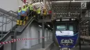 Gubernur DKI Jakarta Anies Baswedan didampingi anaknya Kaisar Baswedan saat meninjau kereta MRT di Depo Lebak Bulus, Jakarta, Kamis (12/4). Depo yang akan jadi pusat operasi MRT ini memiliki luas 10,5 hektar. (Liputan6.com/Arya Manggala)