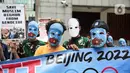 Massa Aliansi Mahasiswa Islam (AMI) mengenakan topeng saat menggelar aksi di depan Kedutaan Besar China, Jakarta, Jumat (14/1/2022). Massa meminta pemerintah Indonesia untuk berbicara menentang genosida yang terjadi pada muslim Uighur di Xinjiang. (Liputan6.com/Faizal Fanani)