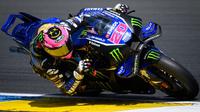 Pembalap Monster Energy Yamaha MotoGP asal Prancis, Fabio Quartararo, menikung saat sesi latihan pertama menjelang Grand Prix MotoGP Prancis di Le Mans, Prancis barat laut, pada 8 Mei 2026. (Loic VENANCE/AFP)
