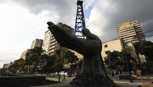 Sebuah patung tangan yang memegang rig pengeboran minyak difoto di luar perusahaan minyak milik negara Petroleos de Venezuela S.A. (PDVSA) di Caracas pada 26 Februari 2025. Presiden AS, Donald Trump, mengumumkan pada 26 Februari 2025 bahwa ia akan membatalkan "konsesi" minyak yang diberikan oleh pendahulunya, Joe Biden, kepada Venezuela pada 26 November 2022, ketika Chevron diizinkan beroperasi di negara Karibia tersebut. (Pedro MATTEY/AFP)