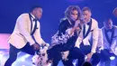 Jennifer Lopez saat tampil pada perhelatan Grammy Awards 2019 di Staples Center, Los Angeles, California, AS, Minggu (10/2). J-Lo bergoyang hingga berdansa membawakan sejumlah lagu di atas panggung. (Photo by Matt Sayles/Invision/AP)