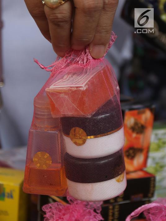Penampakan kosmetik palsu dari hasil penggerebekan pabrik di kawasan Tambora, Jakarta Barat, Selasa (15/5). Pabrik tersebut digerebek karena disinyalir menjadi tempat produksi kosmetik tanpa izin edar/ilegal. (Liputan6.com/Arya Manggala)