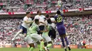Kiper Nigeria, Francis Uzoho, berusaha menepis bola sundulan pemain Inggris pada laga persahabatan di Stadion Wembley, London, Sabtu (2/6/2018). Inggris menang 2-1 atas Nigeria. (AFP/Ian Kington)