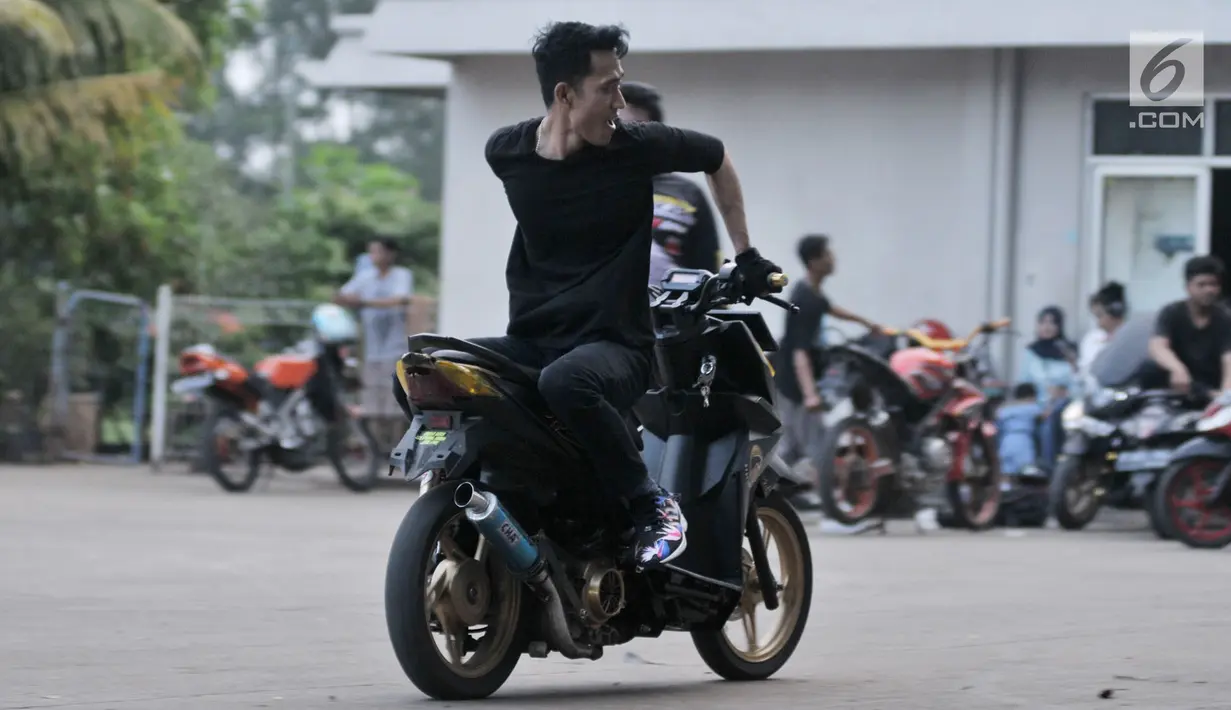 Freestyler motor berkendara dengan membalik badan saat meramaikan waktu menjelang berbuka puasa atau ngabuburit di Banjir Kanal Timur (BKT), Jakarta, Minggu (12/5/2019). Acara ini digelar oleh komunitas freestyle motor gabungan Jakarta-Bekasi. (merdeka.com/Iqbal Nugroho)