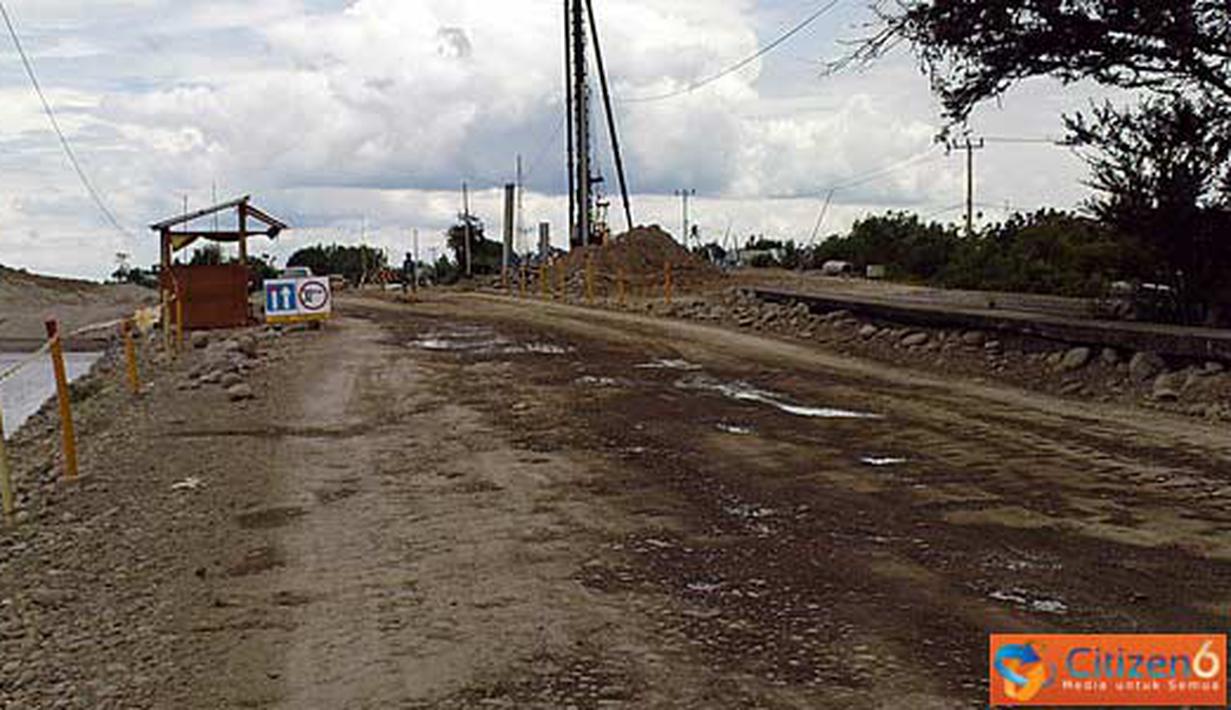 Citizen6, Sulawesi: Perbaikan jalan yang menghubungkan Bantaeng-Bulukumba-Selayar, Selawesi Selatan. penyelesaian mencapai 50 persen sekitar 20 km. (Pengirim: Supardi)