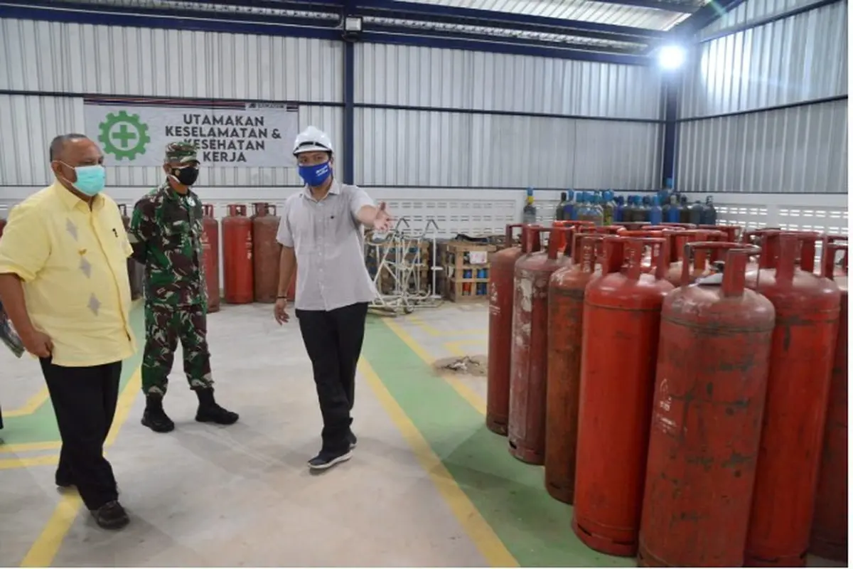 Gubernur Gorontalo Rusli Habibie saat mengecek ketersediaan tabung oksigen di Stasiun Pengisian PT Aneka Gas Industri Tbk (AGI). foto. Humas (Arfandi Ibrahim/Liputan6.com)