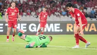 Bek Timnas Indonesia, Elkan Baggott, berjibaku membantu mengawal gawang Maarten Paes dari serangan Timnas Malaysia pada Grup B FIFA ASEAN Cup 2026 di Stadion Utama Gelora Bung Karno, Jakarta, Senin (28/9/2026). (Bola.com/Budy Santoso)