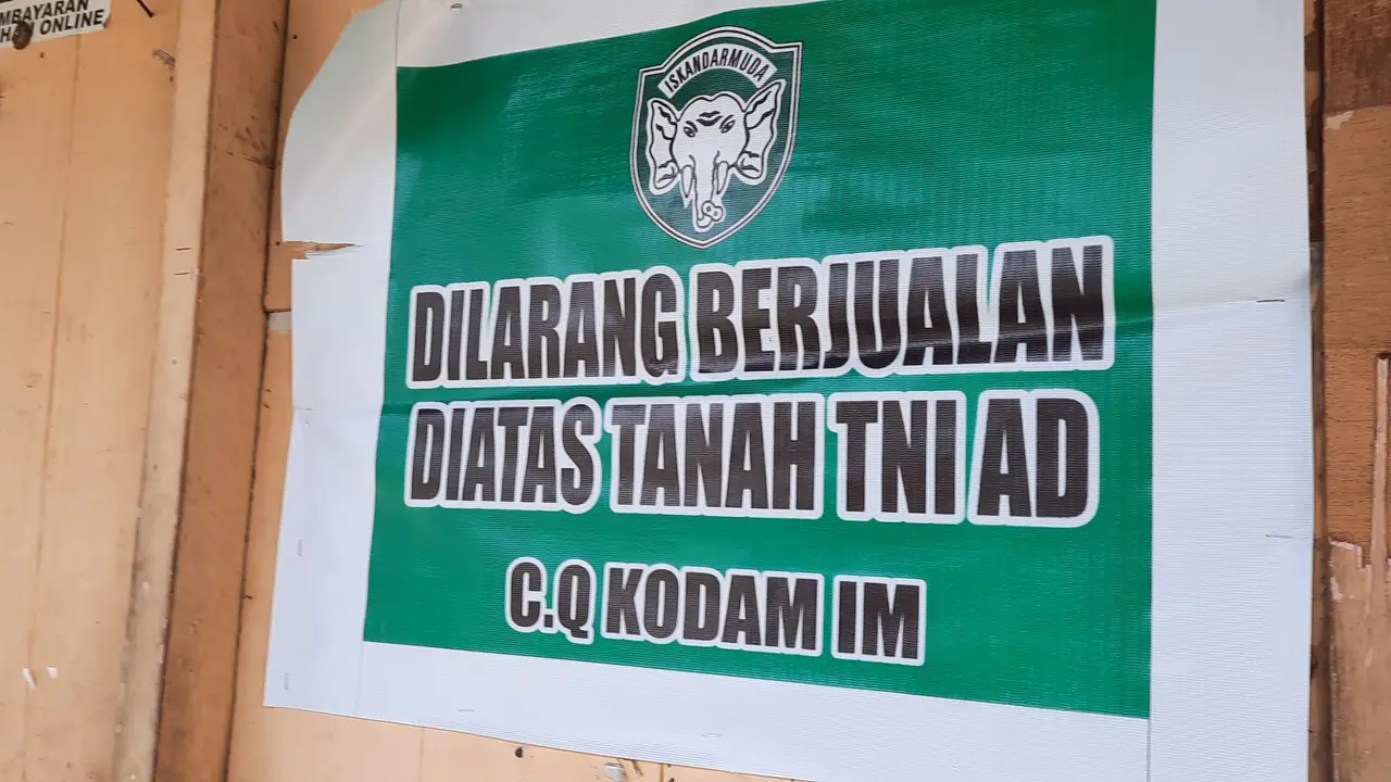 Peringatan yang ditempel oleh pihak Kodam IM di salah satu tempat usaha penghuni asrama dewan revolusi (Liputan6.com/Rino Abonita)