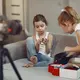 Di era digital seperti sekarang, membagikan momen tumbuh kembang anak di media sosial sudah menjadi hal yang sangat umum. Dari foto pertama saat lahir hingga keseharian yang menggemaskan, semuanya terasa sayang untuk tidak dibagikan. (foto/dok: freepik)