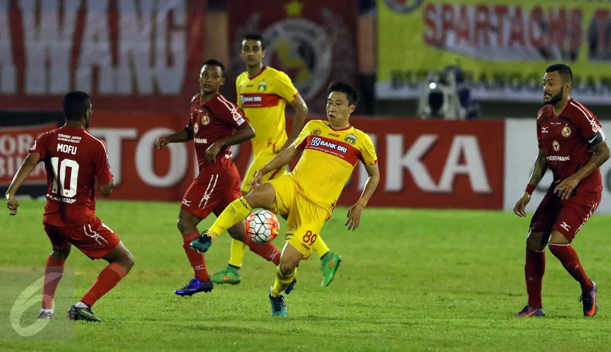 Pemain tengah Bhayangkara FC, Lee Yong Joon (kedua kanan) mengontrol bola saat laga 8 besar Piala Presiden 2017 melawan Semen Padang di Stadion Manahan, Solo, Minggu (26/2). Semen Padang unggul 1-0. (Liputan6.com/Helmi Fithriansyah)