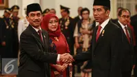Presiden Jokowi memberikan selamat kepada Kepala Badan Nasional Penanggulangan Terorisme (BNPT) Suhardi Alius menandatangani berita acara saat pelantikan Kepala BNPT dan BPOM di Istana Negara, Jakarta, Rabu (20/7). (Liputan6.com/Faizal Fanani)