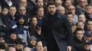 Pelatih Tottenham, Mauricio Pochettino memompa semangat anak asuhnya saat melawan Manchester United pada lanjutan liga Inggris di Stadion White Heart Lane, Minggu (10/4/2016).  (Reuters/Eddie Keogh)