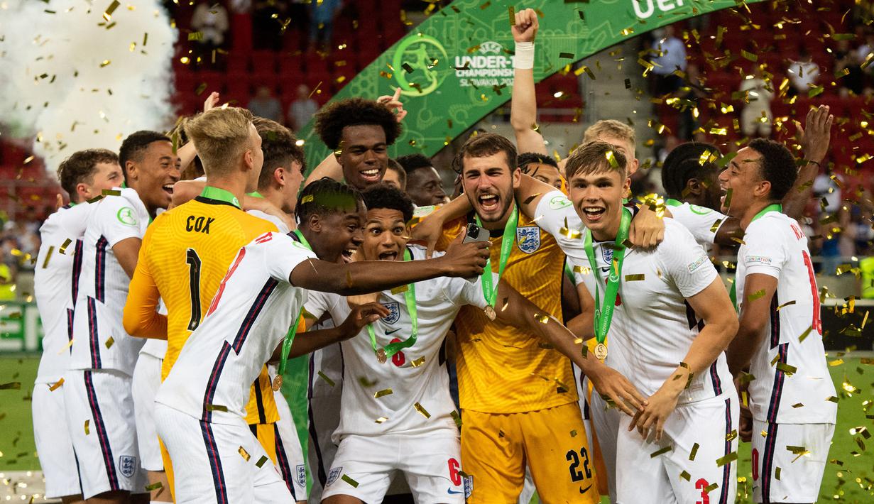 Para pemain Inggris merayakan keberhasilan menjuarai Piala Eropa U-19 setelah mengalahkan Israel pada laga final Piala Eropa U-19 di Anton Malatinsky Stadium, Trnava, Slovakia (1/7/2022). Inggris lolos ke Piala Dunia U-20 2023 dengan status juara Piala Eropa U-19 dengan mengalahkan Israel 3-1 lewat perpanjangan waktu pada partai final. Dari total 11 kali tampil di ajang Piala Dunia U-20, prestasi terbaik Inggris adalah menjadi juara pada edisi 2017 di Korea Selatan. (AFP/Vladimir Simicek)