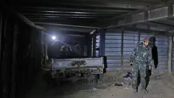 Tentara Suriah memeriksa terowongan yang sebelumnya digunakan oleh pemberontak di Jobar, Ghouta Timur, Senin, (2/4). Media pemerintah menyebut para pemberontak mulai mengungsi meninggalkan Ghouta Timur. (LOUAI BESHARA/AFP)