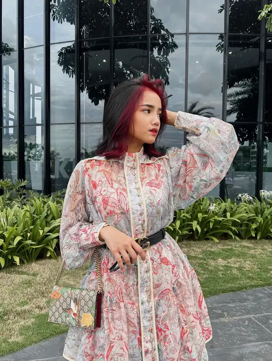Adik ipar mendiang Vanessa Angel ini mewarnai bagian depan rambutnya dengan warna merah. (FOTO: instagram.com/fuji_an/)