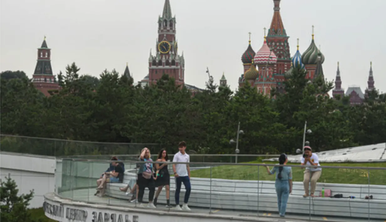 Warga terlihat di sebuah taman di Moskow, Rusia (8/7/2020). Rusia melaporkan 6.562 kasus baru COVID-19 dalam 24 jam terakhir, sehingga totalnya bertambah menjadi 700.792, demikian disampaikan pusat tanggap coronavirus negara tersebut dalam pernyataannya pada Rabu (8/7). (Xinhua/Evgeny Sinitsyn)