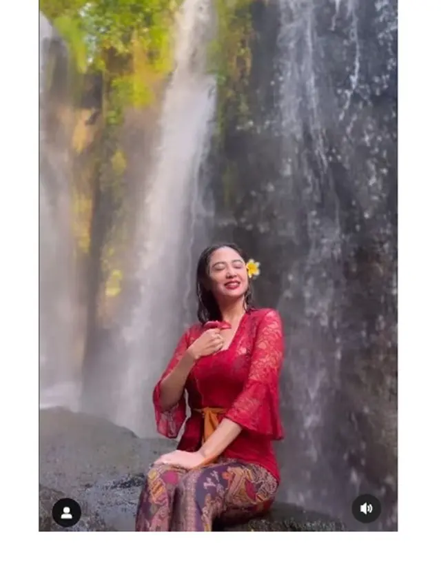 7 Potret Dewi Perssik Liburan di Bali, Ikut Jalani Ritual Melukat