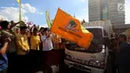 Ketua DPR sekaligus Ketua DPP Partai Golkar Setya Novanto di dampingi sejumlah Fraksi Partai Golkar secara simbolis melepas 25 ribu paket sembako, di Komplek Parlemen, Senayan, Jakarta, Jumat (16/6). (Liputan6.com/Johan Tallo)