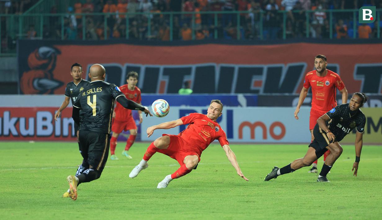 <p>Pemain Persija Jakarta, Maciej Gajos (tengah) berusaha melepaskan tendangan ke gawang Bhayangkara Presisi pada laga pekan ketiga BRI Liga 1 2023/2024 di Stadion Patriot Candrabhaga, Bekasi, Minggu (16/7/2023). Persija menang dengan skor 4-1. (Bola.com/M Iqbal Ichsan)</p>