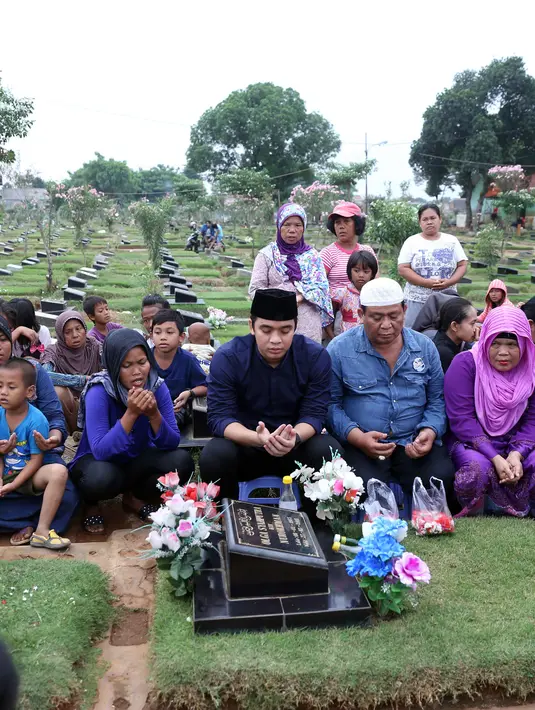 Mereka dengan sepenuh hati mengirimkan doa untuk sosok yang selalu dirindukan tersebut. Billy pun terlihat khusuk mendoakan almarhum kakaknya itu supaya mendapatkan tempat yang indah di sisi-Nya. (Nurwahyunan/Bintang.com)