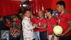 Menpora Imam Nahrawi (tengah) menyalami mantan Kapten Timnas Indonesia usai meresmikan gerai pojok PSSI di Kongres PSSI 2017, Bandung (8/1). 13 mantan penggawa Timnas Indonesia hadir dalam peresmian tersebut. (Liputan6.com/Helmi Fithriansyah)