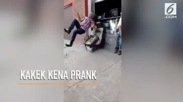 Seorang kakek terkena prank saat tengah duduk santai, kejadian ini membuatnya terpental.