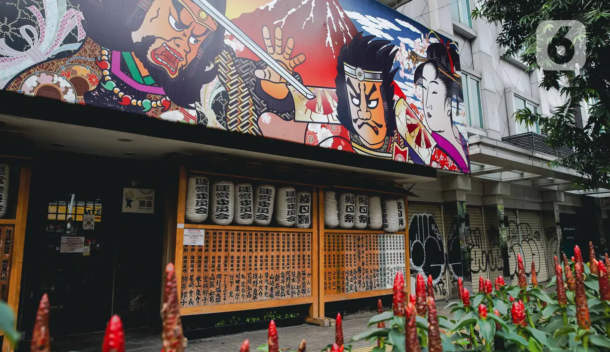 Restoran yang tutup di kawasan little Tokyo, Blok M, Jakarta, Rabu (21/7/2021). Pemerintah resmi menetapkan pemberlakuan pembatasan kegiatan masyarakat (PPKM) level 4 hingga 25 Juli mendatang untuk mencegah penyebaran virus Covid-19. (Liputan6.comn/Faizal Fanani)