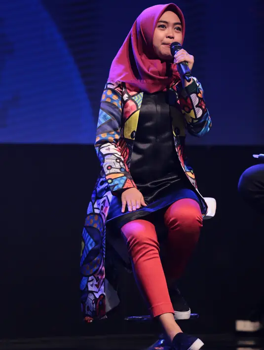 Ria bersama Presenter Deddy Corbuzier berbagai pengalamannya terkait dunia online yang ditekuninya. Apalagi keduanya memiliki banyak pengikut di dunia maya. (Adrian Putra/Bintang.com)