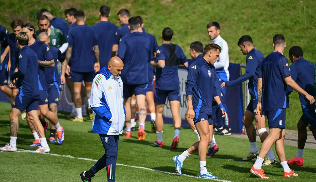 Mengingat laga kontra Spanyol bakal berbeda dengan melawan Albania, pelatih Italia, Luciano Spalletti,  meminta timnya untuk bermain all-out. (Alberto PIZZOLI / AFP)