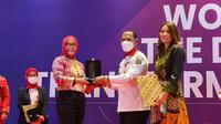 Sri Safitri menerima penghargaan Women in Cyber Security Leader 2022 dari BSSN dan IWCS. Dok Telkom Indonesia