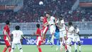 <p>Duel udara terjadi di pertandingan Timnas Indonesia U-22 melawan Mali U-22&nbsp;yang dilangsungkan di Stadion Pakansari, Bogor, Jawa Barat, Sabtu (15/11/2025). (Bola.com/M Iqbal Ichsan)</p>