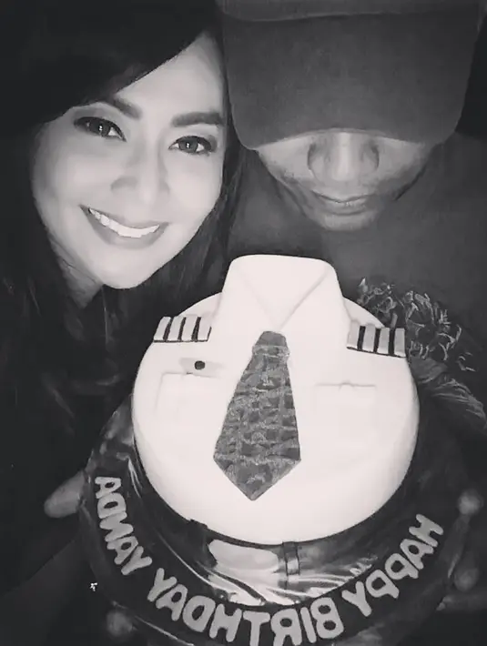 Artis Tessa Kaunang memberikan kue ulang tahun kepada kekasaihnya, Rully. Belum lama ini kediaman Tessa digerebek warga karena dituduh sering membawa kekasihnya menginap di rumah. (Instagram/thessakaunangtuiit)