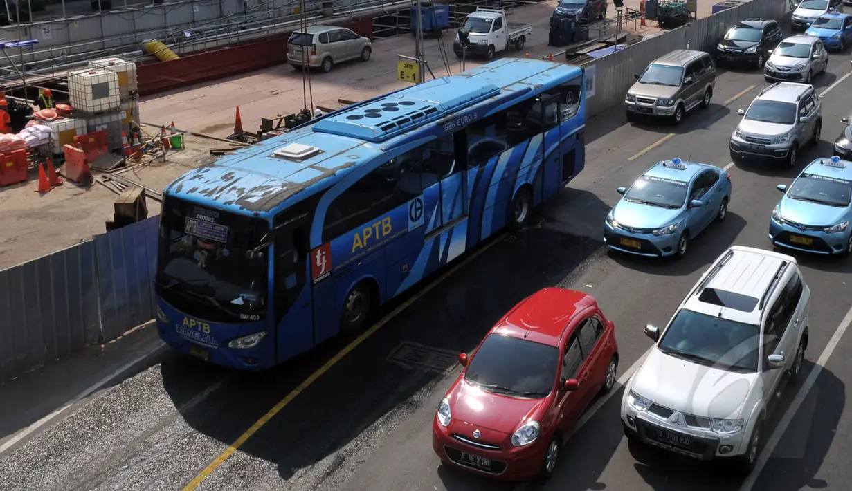 Bus Angkutan Perbatasan Terintegrasi Busway (APTB) saat melintas di kawasan Thamrin, Jakarta, Kamis (7/5/2015). Mulai pekan depan APTB tidak diperbolehkan melintas di jalur Transjakarta. (Liputan6.com/Johan Tallo)