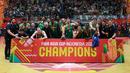 Para pemain Timnas Basket Australia melakukan selebrasi usai penyerahan trofi juara FIBA Asia Cup 2022 di Istora Senayan, Jakarta, Minggu (24/7/2022). (Bola.com/Bagaskara Lazuardi)