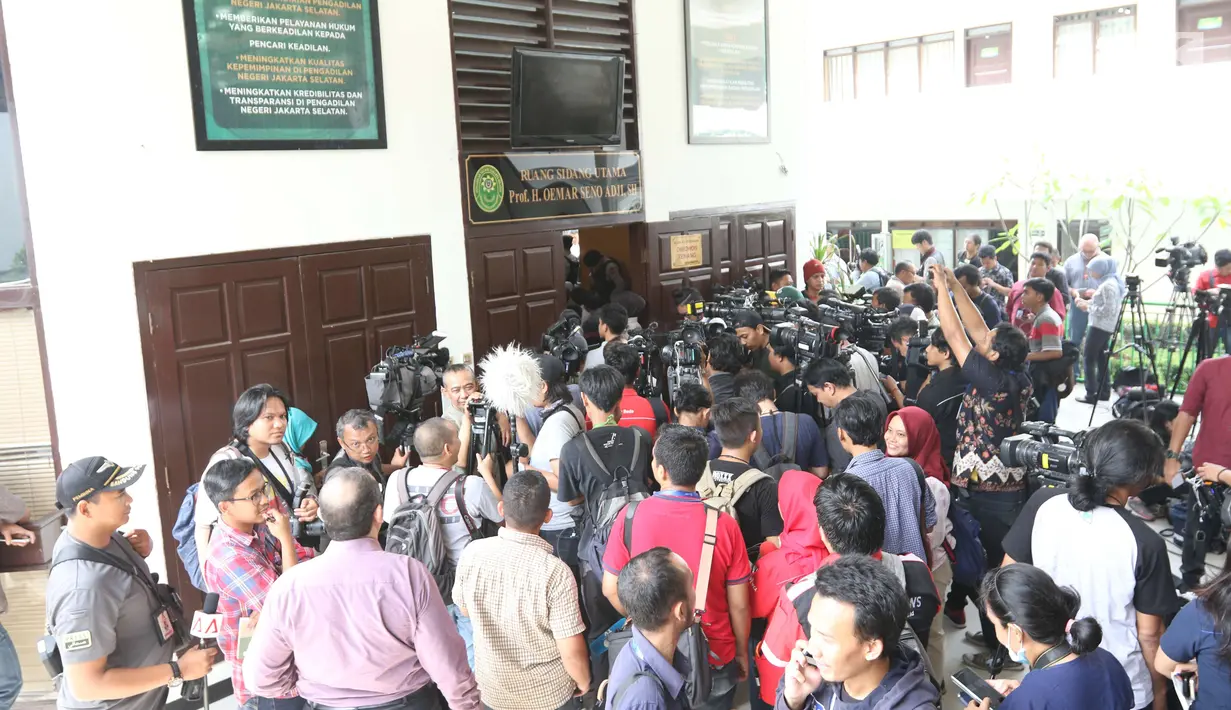 Para awak media menunggu di luar ruang sidang pembacaan vonis dengan terdakwa terorisme, Aman Abdurrahman di PN Jakarta Selatan, Jumat (22/6). Sesuai kesepakatan dengan KPI, persidangan tidak boleh disiarkan secara langsung. (Liputan6.com/Angga Yuniar)