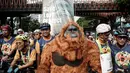 Maskot orangutan Tapanuli dan Kalimantan dihadirkan dalam kegiatan ini. Para aktivis juga membentangkan spanduk bergambar orangutan raksasa sebagai simbol seruan penyelamatan satwa langka tersebut. (YASUYOSHI CHIBA/AFP)