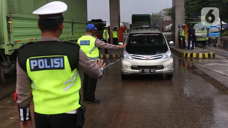 Polisi Putar Balikkan Kendaraan yang Nekat Mudik di Gerbang Tol Cikupa
