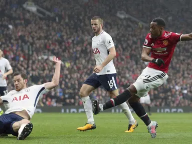 Pemain Manchester United, Anthony Martial (kanan) mencetak satu-satunya gol untuk kemenangan timnya atas Tottenham Hotspur pada lanjutan Premier League di Old Trafford, Manchester, (28/10/2017). MU menang 1-0. (Martin Rickett/PA via AP)