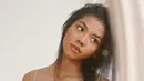 Kecantikan Zsa Zsa Utari memang banyak menuai pujian. Memiliki kulit sawo matang, seperti yang dimiliki oleh kebanyakan orang Indonesia asli, membuat makeup looks perempuan 19 tahun ini banyak dijadikan inspirasi. Potretnya dengan riasan yang natural pun bisa untuk disontek. (Liputan6.com/IG/@zsazsautari)