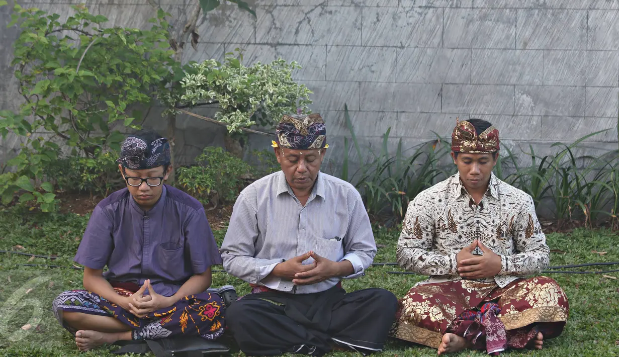 Sejumlah orang melakukan ritual doa dalam acara Dharmasanti Provinsi DKI Jakarta di Pura Dalem Purnajati Tanjung Puri, Jakarta, (26/3). (Liputan6.com/Immanuel Antonius)